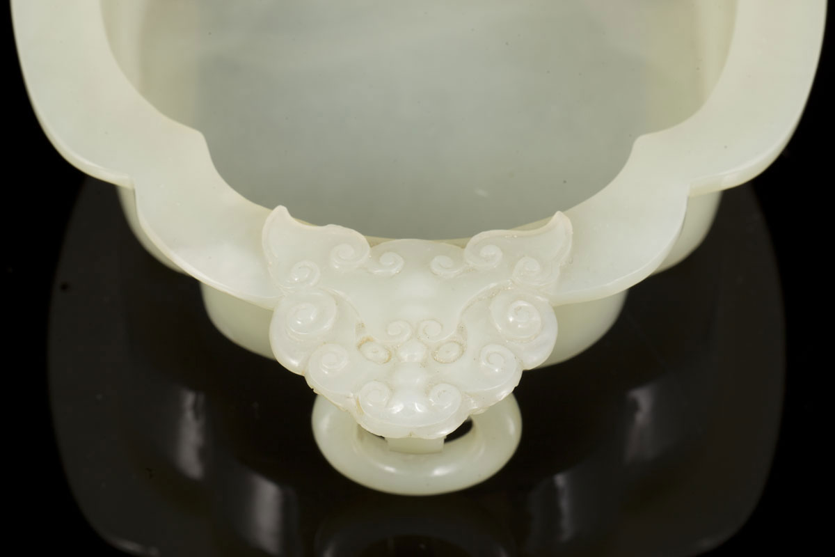 Kangxi white jade vessel