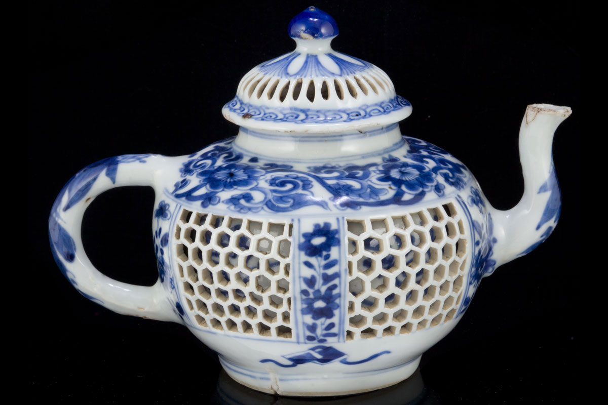 Chinese blue anf white porcelain devil's work teapot