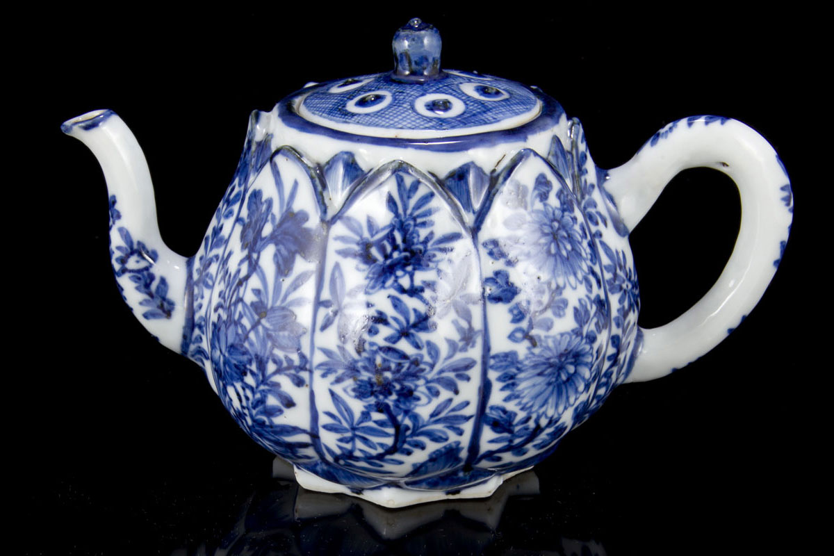 Kangxi blue and white teapot and cover